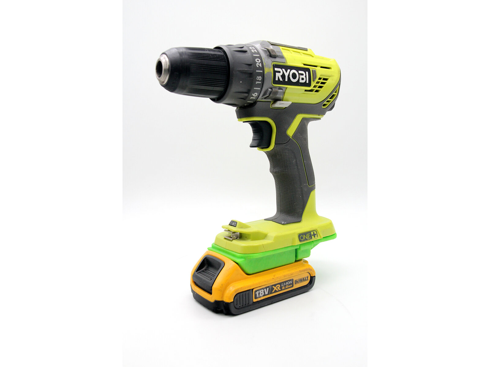 Перехідник DeWalt ↔ Ryobi — деталь кріплення зблизу