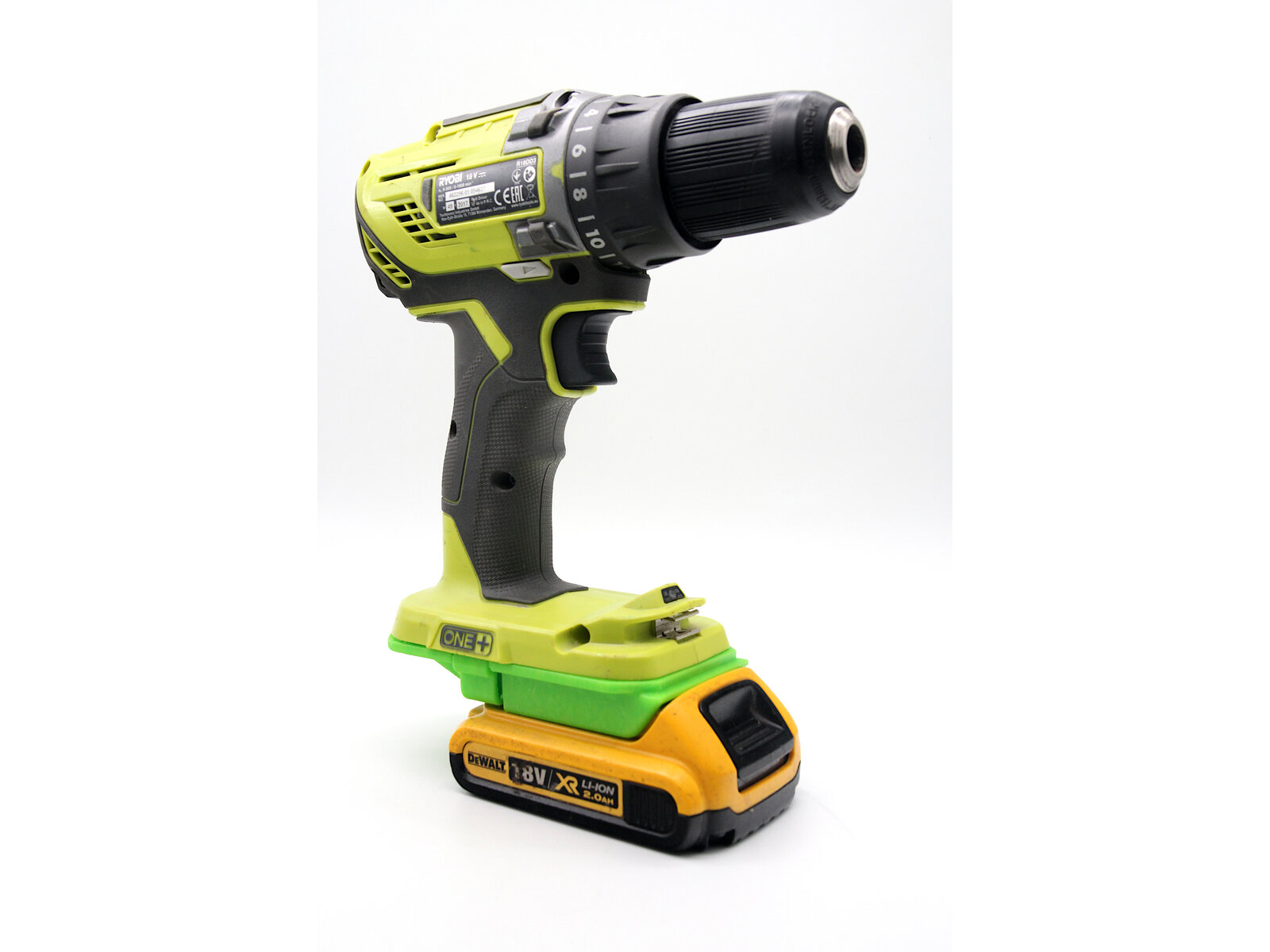 DeWalt-акумулятор на Ryobi-інструменті, вигляд збоку