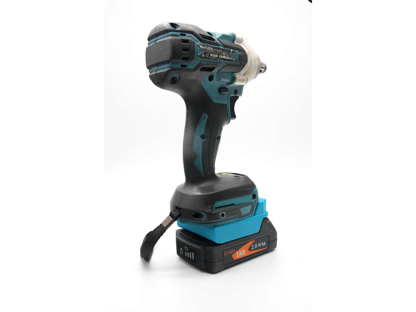 GTM-акумулятор на Makita-інструменті, вигляд збоку