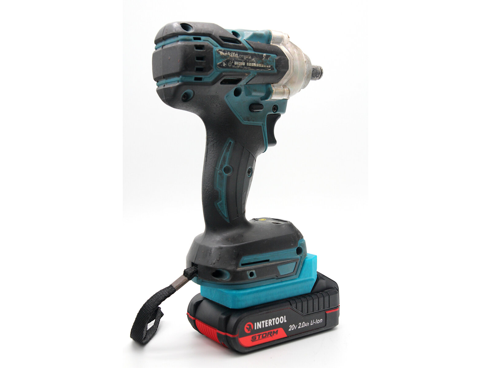 Intertool-акумулятор на Makita-інструменті, вигляд збоку