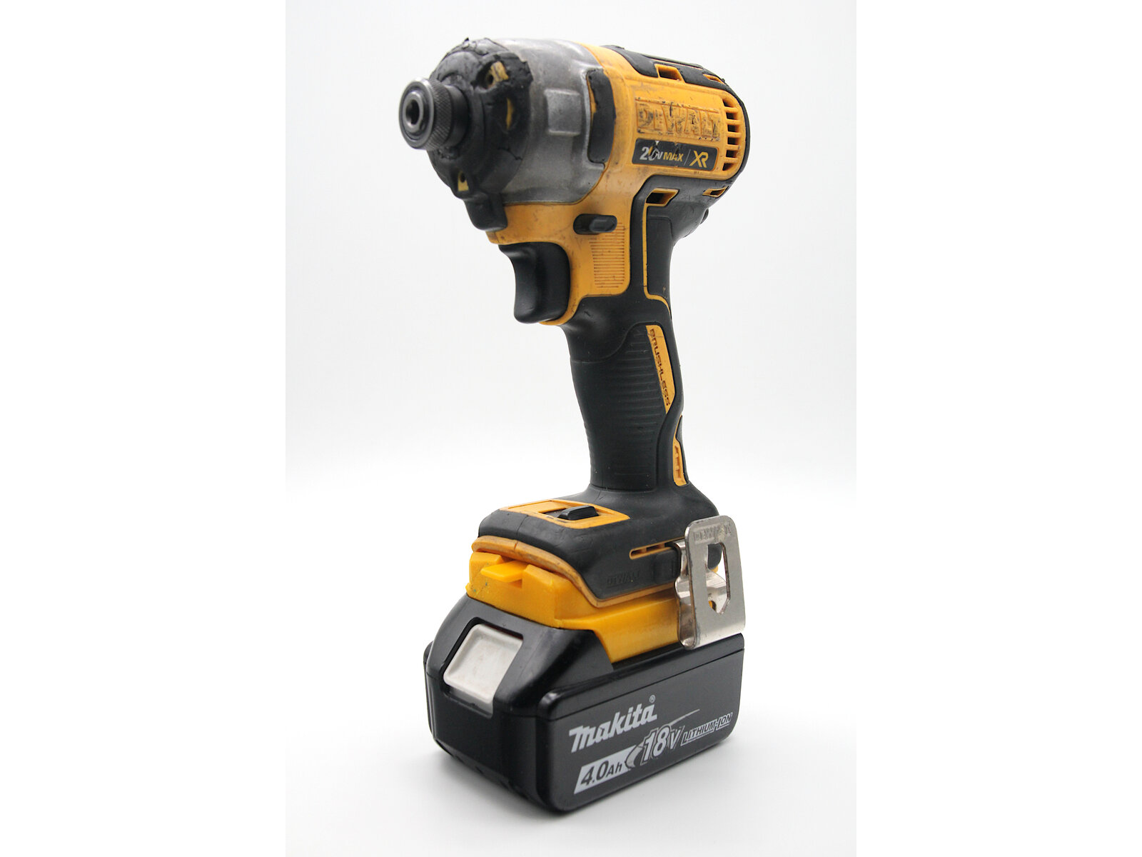 Перехідник Makita ↔ DeWalt — деталь кріплення зблизу