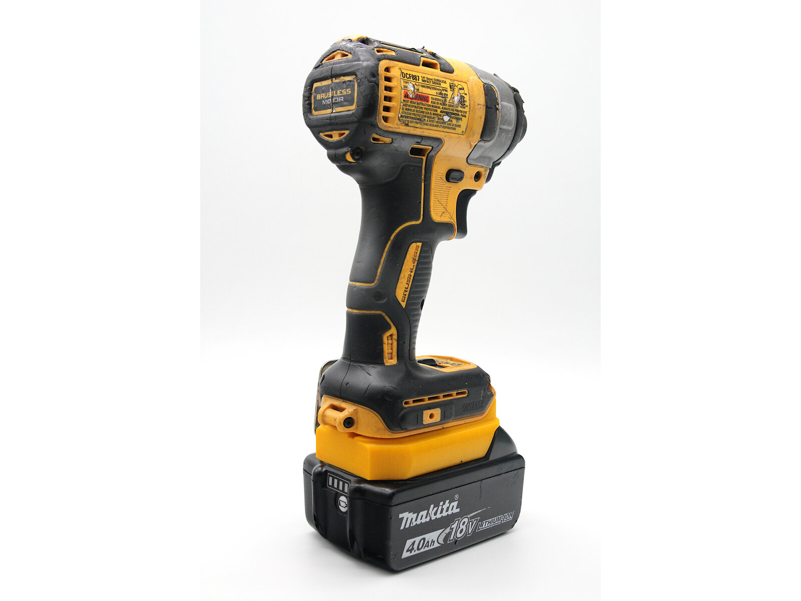 Makita-акумулятор на DeWalt-інструменті, вигляд збоку