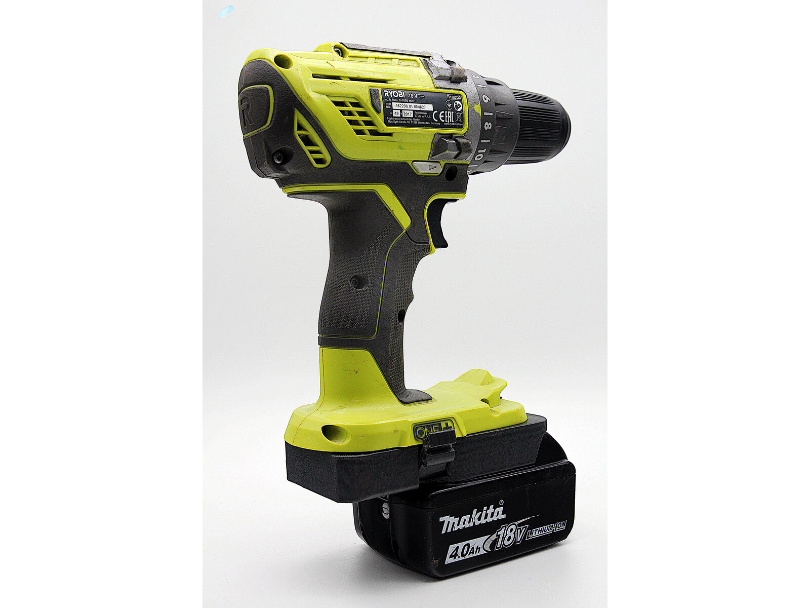 Makita-акумулятор на Ryobi-інструменті, вигляд збоку