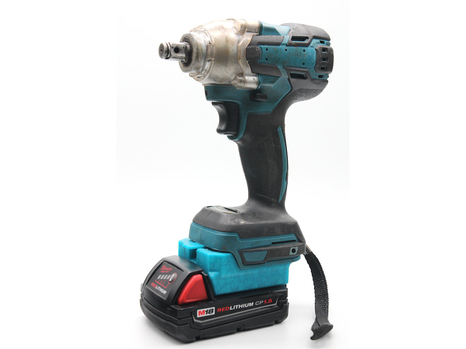 Перехідник Milwaukee ↔ Makita — деталь кріплення зблизу
