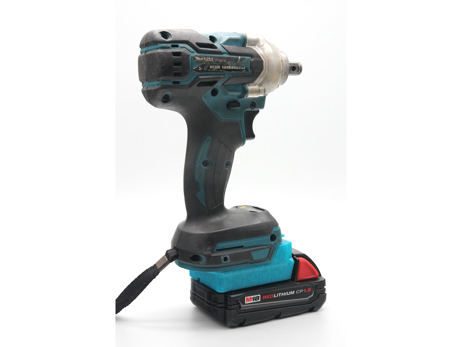 Milwaukee-акумулятор на Makita-інструменті, вигляд збоку