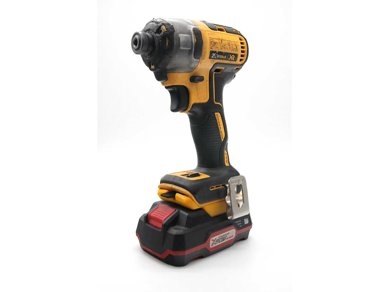 Перехідник Parkside ↔ DeWalt — деталь кріплення зблизу